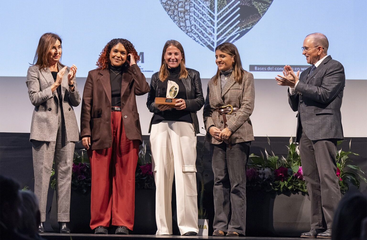 The Garden by Chio Gana El Premio Oja